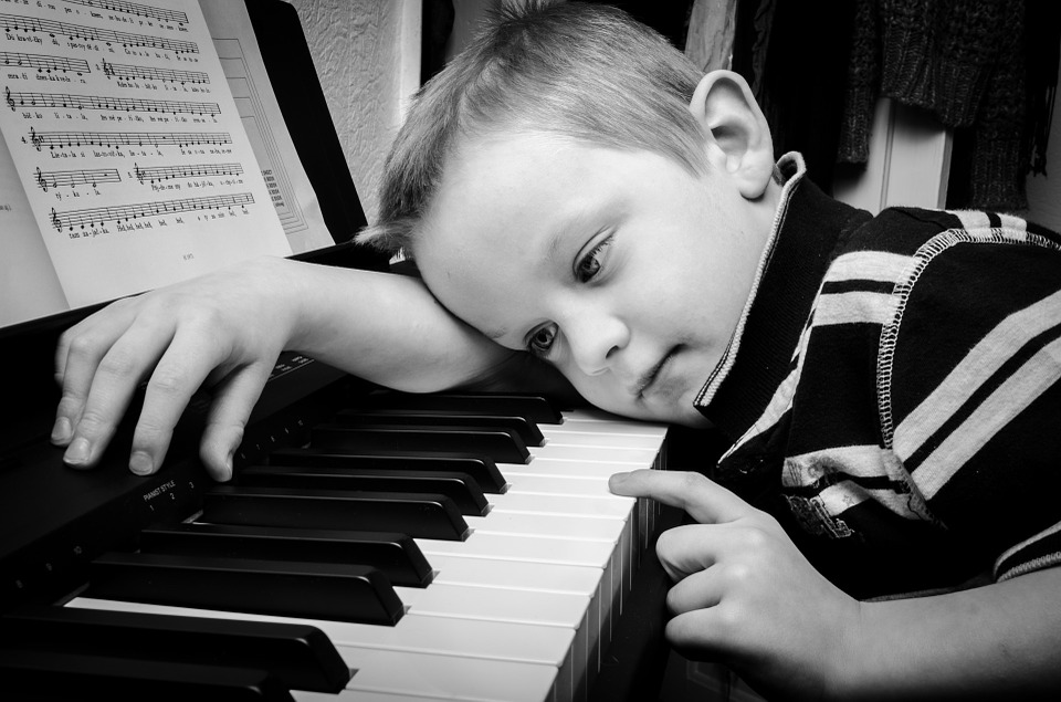 Quel instrument de musique pour un enfant de 5 ans ? Piano, Guitare ?